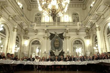 Eduardo Duhalde preside la Mesa de la Concertación en la Casa Rosada, en diciembre de 2002