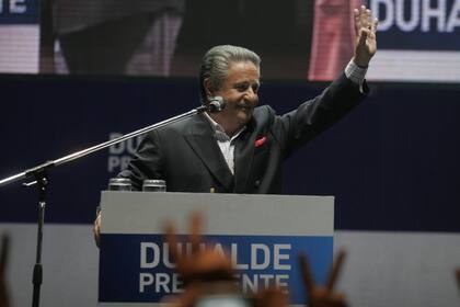 Eduardo Duhalde saluda a sus seguidores en la presentación de su candidatura en el Luna Park