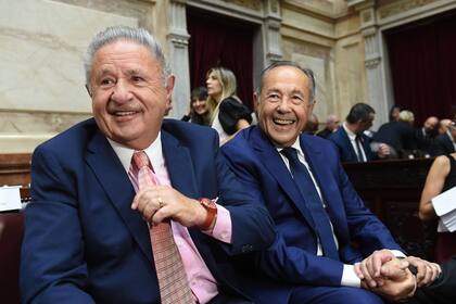 Eduardo Duhalde y Adolfo Rodríguez Saá durante la asunción de Milei