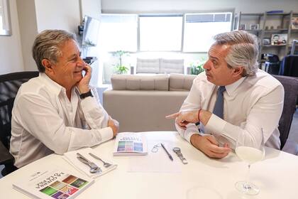 Eduardo Duhalde y Alberto Fernández, en una reunión que mantuvieron antes de la pandemia