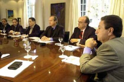 A la derecha de Duhalde, quien fuera su ministro de Producción, José de Mendiguren, uno de los ideólogos de la salida de la convertibilidad.