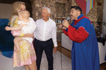 Eduardo, Elina y
Kahlo bailaron
mientras el coro
Gospel cantaba en
el living