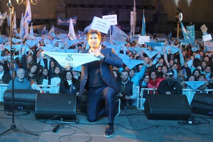 Eduardo en el festejo del 8 de agosto en el Congreso. "La guerra contra el aborto es la misma en Mexico, Argentina, EEUU y en todas partes. Los problemas ya son globales. Las grandes batallas: la familia, la vida, el tráfico de humanos, la droga, todos esos problemas son igualitos en todas part