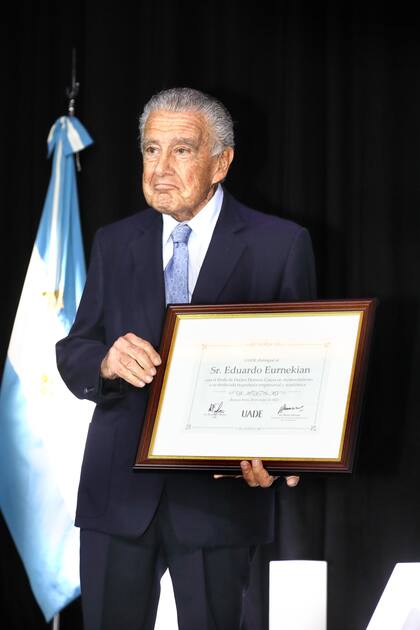 Eduardo Eurnekian recibe el título doctor honoris causa de la Universidad Argentina de la Empresa. Un reconocimiento a su trayectoria empresarial en ámbitos como el transporte, la energía, la construcción y la comunicación