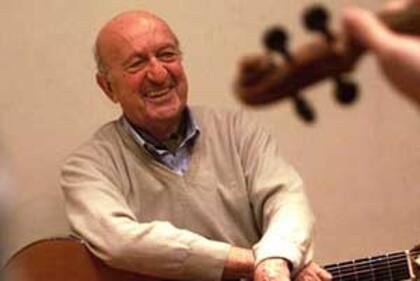 Eduardo Falú, en uno de los ensayos con la Camerata Bariloche