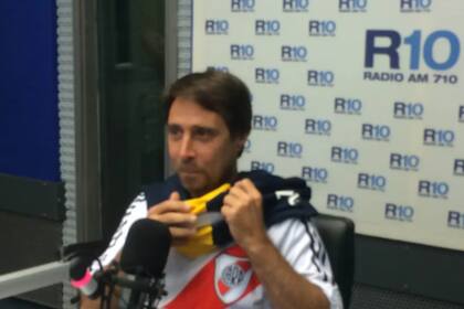 Eduardo Feinmann cumpliendo una apuesta cuando conducía en Radio 10