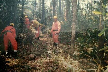 Eduardo Glunz, en 1998 junto a los bomberos voluntarios argentinos en el Amazonas