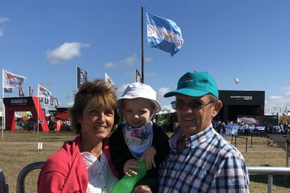Eduardo Heidel, productor agropecuario de Entre Ríos junto a su mujer, Marisa Kuxhaus, y su nieto