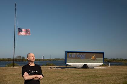 Eduardo Kac frente al Complejo de Lanzamiento 39A (LC-39A), en el Centro Espacial Kennedy, en Cabo Cañaveral, Florida, el 14 de enero de 2025, trece horas antes del despegue