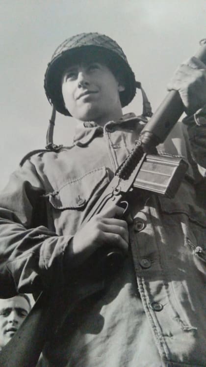 Eduardo Luis Chavanne, con su fusil asignado, a sus 21 años, cuando realizaba el servicio militar