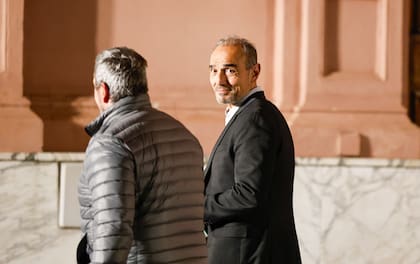 Eduardo "Lule" Menem mira a cámara en la explanada de la Casa Rosada