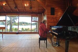El camping musical creado por artistas europeos frente a un magnífico lago del sur