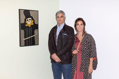 Eduardo Mallea, vicepresidente de Arteba, y Cecilia Perazzo junto a su obra "El Mago"