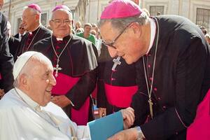 Eduardo Martín, arzobispo de Rosario, al saludar al Papa Francisco, en El Vaticano
