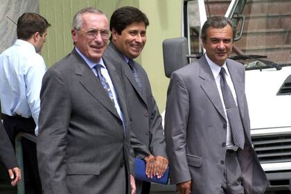 Eduardo Matías de la Cruz, Procurador General de la Corte, junto a Osvaldo Dameno y Jorge Amorín de la policía judicial, a la salida de una conferencia de prensa sobre el caso Perel, el 26 de febrero de 2001