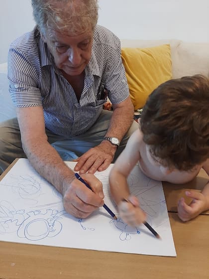 Eduardo Meléndez, compartiendo su amor por el dibujo con su único nieto, Fran