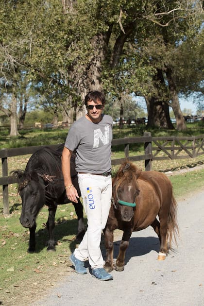 Eduardo Novillo Astrada junto a un par de ponies que pusieron una cuota extra de color a la tarde.