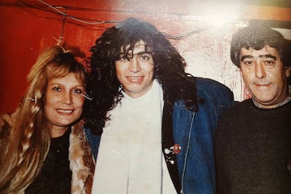 Rodrigo junto a sus padres, Beatriz Olave y Pichín Bueno, impulsor de su carrera y referente cordobés de la industria discográfica