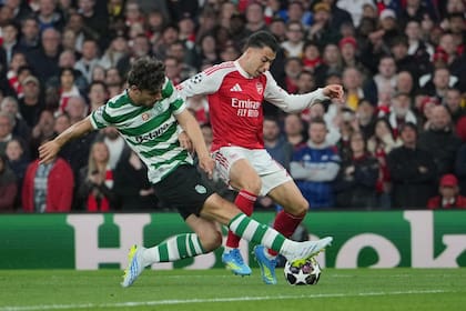 Eduardo Quaresma corta el avance de Gabriel Martinelli durante el partido entre Arsenal y Sporting Lisboa por la Champions League