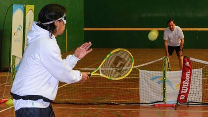 Eduardo Raffetto da clases de tenis a personas con poca visión