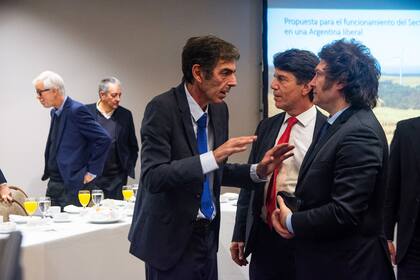 Eduardo Rodríguez Chirillo, asesor en energía, Nicolás Posse, y Javier Milei