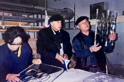 Eduardo Rodríguez le muestra una obra a Julio Le Parc