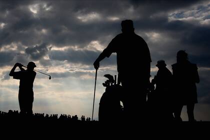 Eduardo Romero a contraluz, en el campeonato Abierto Senior en el Royal Troon, julio de 2008 en, Escocia