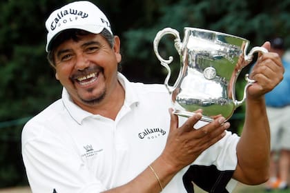 Eduardo Romero, de Argentina, sostiene el trofeo luego de ganar el campeonato de golf del Abierto Senior de Estados Unidos en The Broadmoor en Colorado Springs, Colorado, el domingo 3 de agosto de 2008.