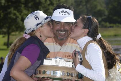 Eduardo Romero junto a su esposa Adriana y su hija Dolly tras ganar el Abierto Escocés Barclays, en el Loch Lomond GC, en Dumbarton, el 14 de julio de 2002.