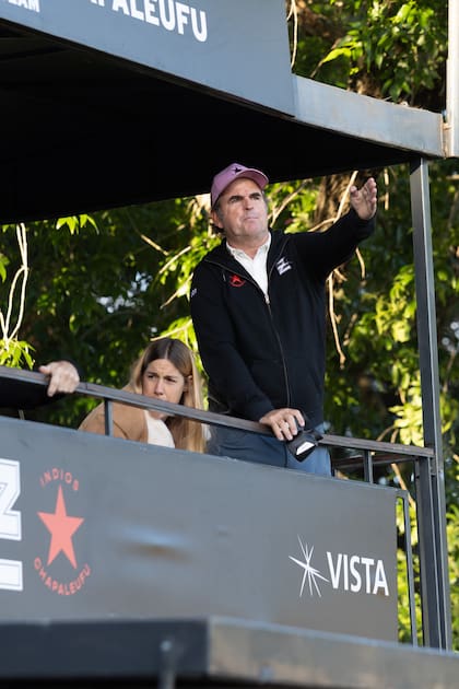 Eduardo "Ruso" Heguy muy enfocado en el match y en la performance de su hijo, Cruz. A su lado está Cecilia Pieres, que alentó a sus hermanos Gonzalito y Facundo