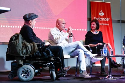 Eduardo Sacheri compartió mesa con la periodista y autora Ana Correa y con Marcelo Rubens Paiva