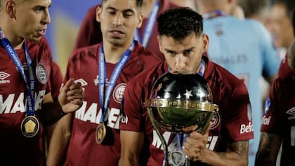 Eduardo Salvio besa la Copa Sudamericana, que Lanús obtuvo tras ganarle por penales a Atlético Mineiro, en Asunción