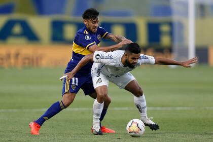 Eduardo Salvio ante Felipe Jonatan, en la eliminación con Santos en la Libertadores