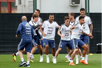 Eduardo Salvio encabeza la fila de jugadores; ocupará el puesto de lateral derecho