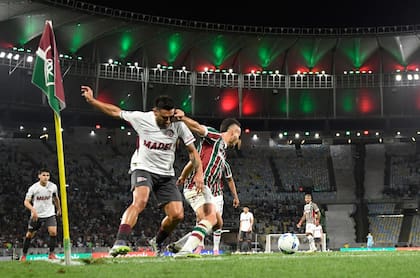 Eduardo Salvio y Rene en la disputa de la pelota en el imponente estadio Maracaná; Lanús elaboró una trabajosa clasificación para las semifinales