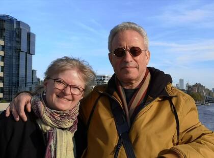 Eduardo Sharf vive en Copenhague desde los años '70; se casó en segundas nupcias con una mujer danesa con quien tiene dos hijas, de 23 y 32 años