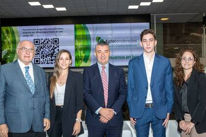 Eduardo Sierra, especialista en agroclimatología; Daniela Regeiro, analista del Departamento de Investigación y Prospectiva Tecnológica de la Bolsa de Cereales porteña; Ramiro Costa, director de Estudios Económicos; Sebastián Gariboldi, analista, y Cecilia Conde, jefa del Departamento de Estimaciones Agrícolas