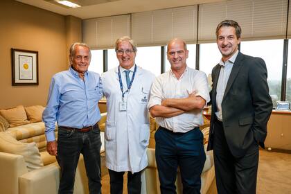 Eduardo Strauch y Miguel Paz fueron recibidos por Fernando Iudica, director médico del Hospital Universitario Austral y Rafael Aragón, director general del Hospital Universitario Austral