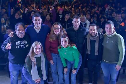 Eduardo Toniolli cerró su campaña en Villa Gobernador Gálvez junto a Lucila De Ponti, precandidata a diputada