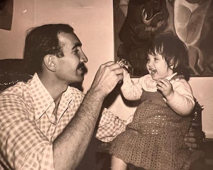 Eduardo Villarruel con su hija bebé, Victoria