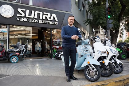 Eduardo Viñolo, gerente de Sunra, una de las marcas que lidera el mercado local de vehículos eléctricos