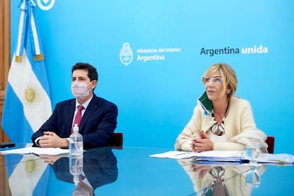 Eduardo "Wado" de Pedro junto a
Patricia García Blanco exponen ante la Comisión de Asuntos Constitucionales del
Senado, los detalles del proyecto de ley de postergación de las elecciones por motivos sanitarios