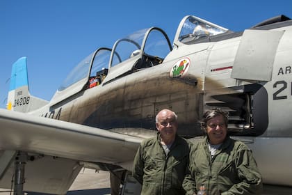 Eduardo y Diego fueron compañeros en la Guerra de Malvinas. A fines de 2014 volaron en un T28 restaurado desde Miami hasta las islas, en una travesía que duró 10 días y les exigió hacer 15 escalas.