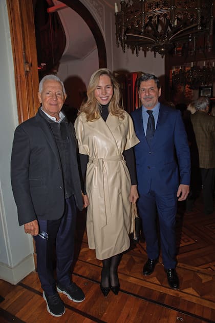 Eduardo y Elina Costantini felicitan al dueño de casa, Fernando Samra.