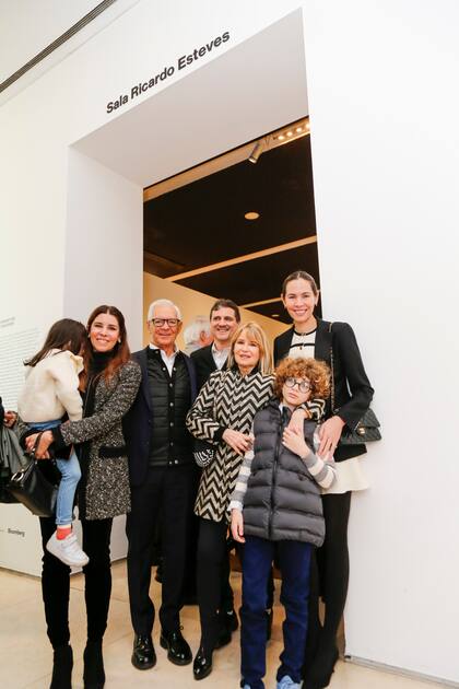 Eduardo y Elina Costantini junto a la familia de Ricardo Esteves y frente a la flamante Sala Ricardo Esteves, la colección permamente del Malba