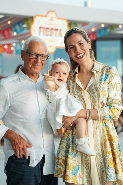 Eduardo y Elina posan con su hija
Kahlo Milagro durante la fiesta de su primer cumpleaños