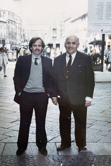Eduardo y Eugenio Schlifka Suranyi viajaban a diversas convenciones industriales en todo el mundo; esta fotografía es de 1991, poco después, Eugenio sufriría los efectos más terribles de su enfermedad