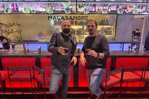 Eduardo y Guillermo son amigos y los dueños de "Malasangre", un vermubar ubicado en el barrio de Belgrano.