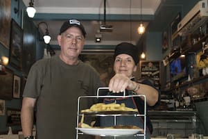 Eduardo Zavala junto a Mabel, responsable de las famosas milanesas del lugar