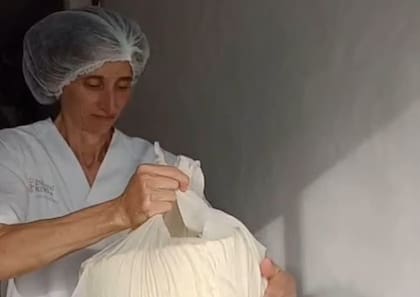 Pioneros argentinos crean un queso único premiado en el mundo 22 Eduardo Zurro y Ana Rodríguez son pioneros en los quesos de oveja en la Argentina